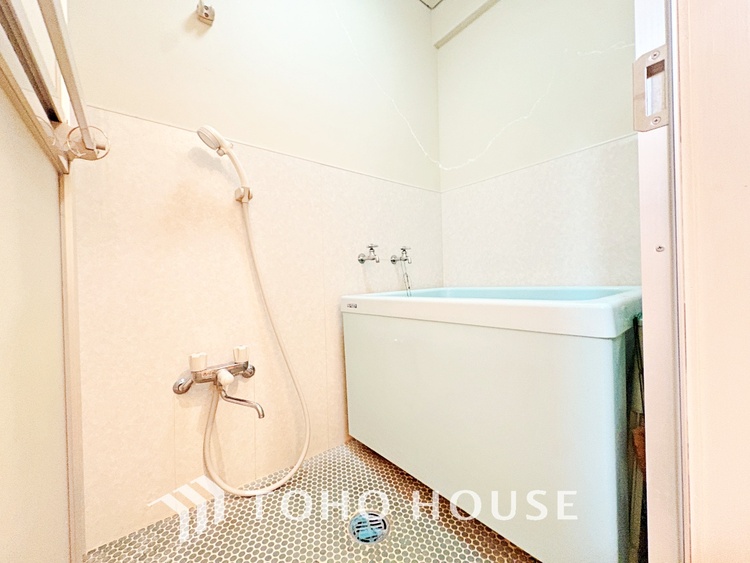 風呂 【浴室】《一日の疲れを落としてくれる場所は、落ち着く場所でなければならない》　高級感溢れるカラーと大きさ・柔らかな曲線で構成された半身浴も楽しめるバスタブが心地よさをもたらします。