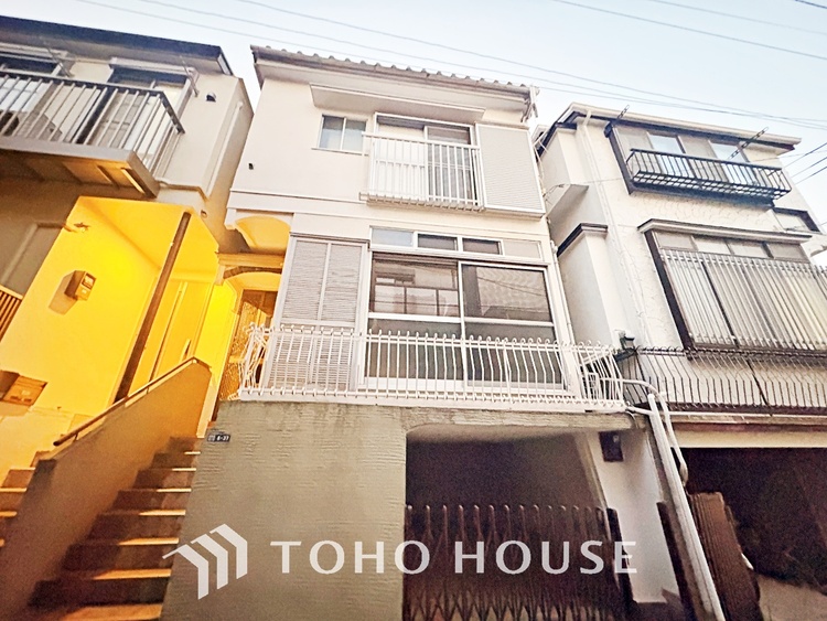 玄関 空間が開けた道路に面する住宅には、穏やかで暖かみのある温もり感じる住宅地を醸し出す。