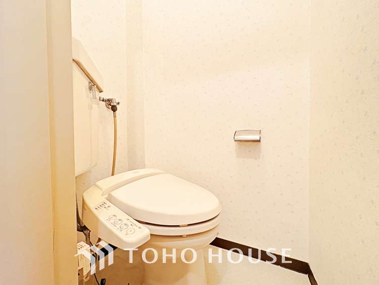 トイレ 清潔感あるホワイト調のクロスと温もり溢れるモダンカラーの床材が見事に調和した本邸宅は、毎日の生活を少しでも快適に過ごして頂ける様に落ち着いた雰囲気作りから行っています。