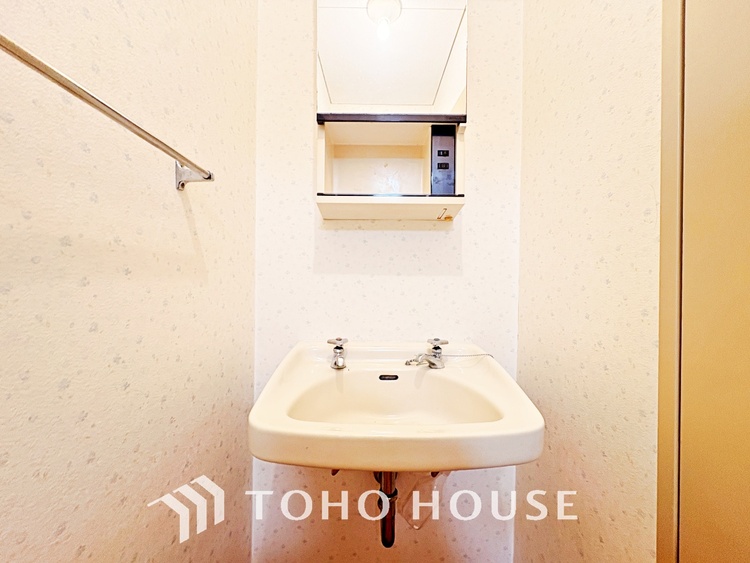 洗面 気持ちの良い朝をつくりだし、夕方には笑顔を取り戻させてくれるミラー。パウダールームはいつでも本来の自分を取り戻せる空間。明るく仕上げてあります。