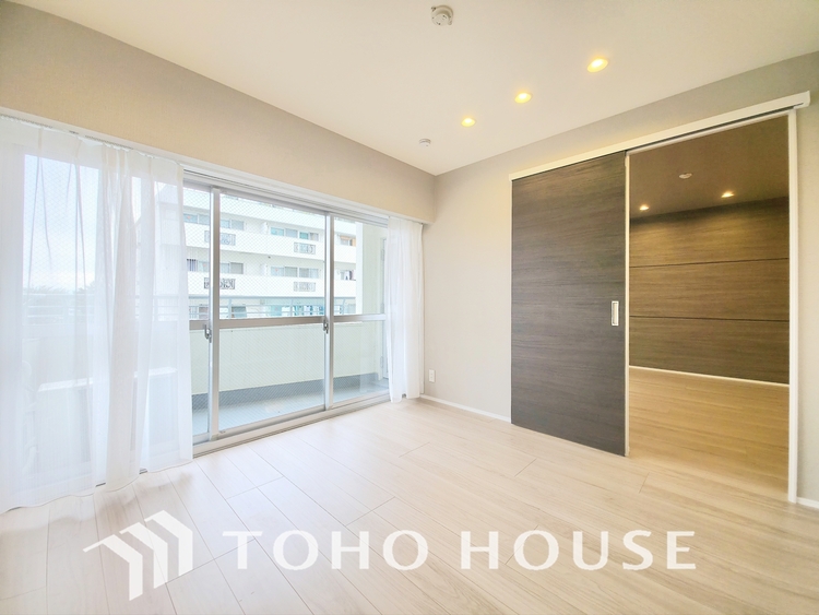 内装 陽光が降り注ぐ、開放的な大空間です。家族の絆を育み、ゲストをもてなす舞台となる、心豊かな団らんの時間が流れます。