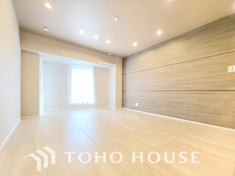 内装 陽光が降り注ぐ、開放的な大空間です。家族の絆を育み、ゲストをもてなす舞台となる、心豊かな団らんの時間が流れます。