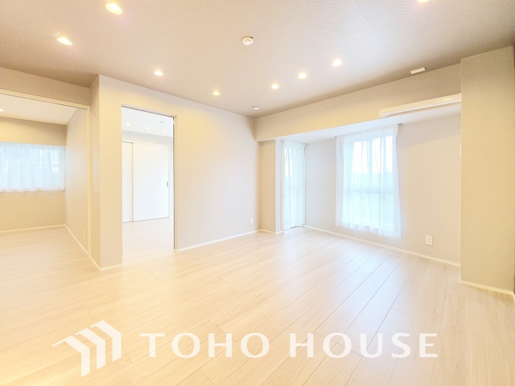 内装 陽光が降り注ぐ、開放的な大空間です。家族の絆を育み、ゲストをもてなす舞台となる、心豊かな団らんの時間が流れます。