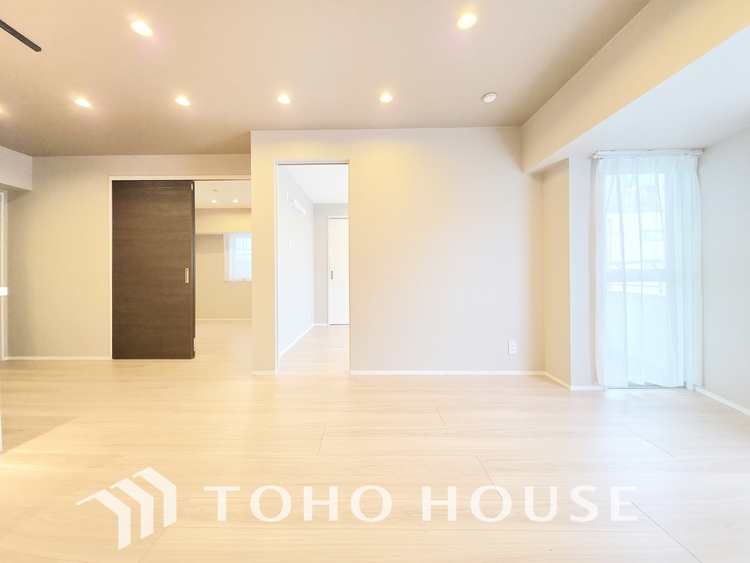 内装 陽光が降り注ぐ、開放的な大空間です。家族の絆を育み、ゲストをもてなす舞台となる、心豊かな団らんの時間が流れます。