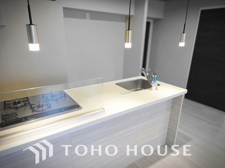 内装 陽光が降り注ぐ、開放的な大空間です。家族の絆を育み、ゲストをもてなす舞台となる、心豊かな団らんの時間が流れます。