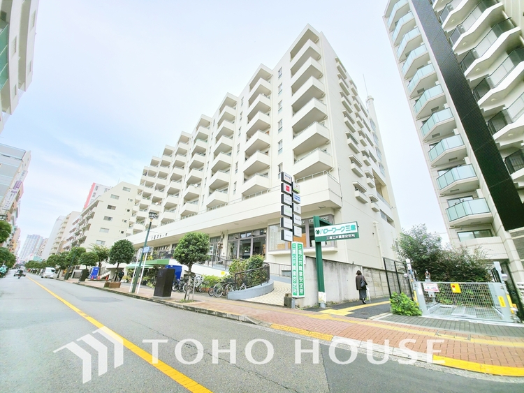 外観 街の景観を牽引するような、洗練されたデザインのレジデンスです。圧倒的な存在感を放ち、住まう人のステータスを象徴します。