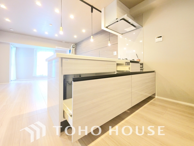 キッチン あなたの創造性を刺激する舞台。最新の機能と美しいデザインが融合し、料理の時間を至福の瞬間に変えます。