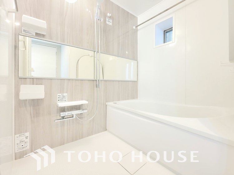 風呂 心と体を解き放つ空間。広々とした浴槽と最新の機能が、極上のリラクゼーションを提供し、疲れを完全に癒します。