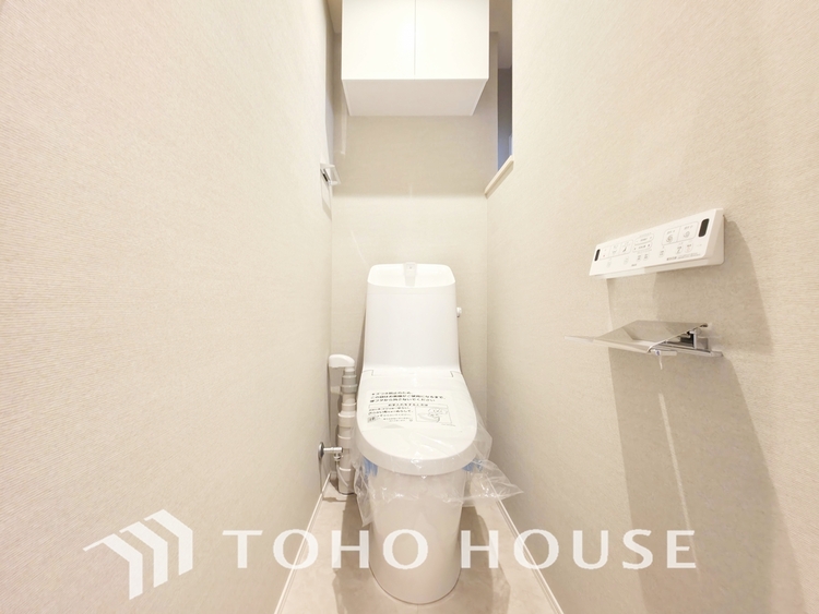 トイレ 清潔でプライベートな時間を守る空間。最新の機能と静謐なデザインが、訪れる人に心地よい安心感を与えます。