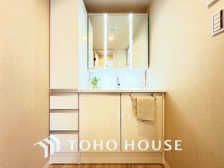 洗面 新規設置の洗面化粧台。収納豊富で使い勝手の良い3面鏡です