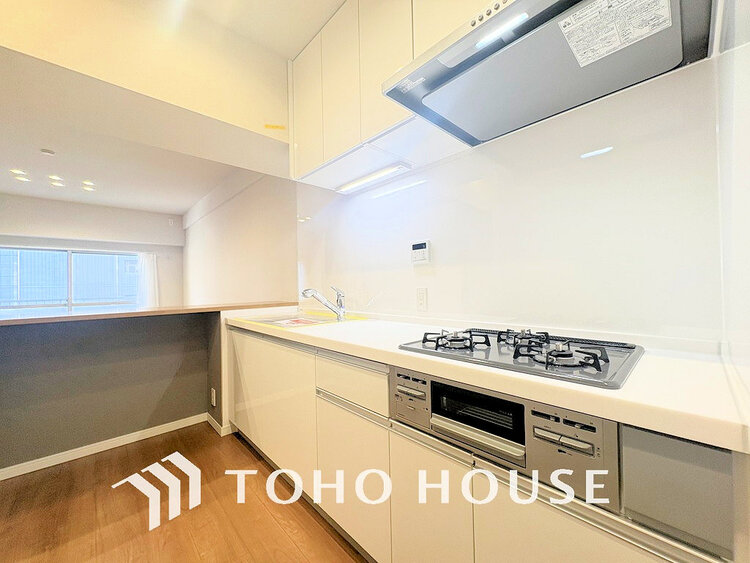 キッチン 落ち着きのあるカラーで統一された清潔感と気品が溢れるキッチン