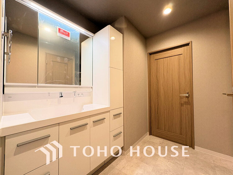 洗面 白を基調とした清潔感のある洗面室で朝の身支度を