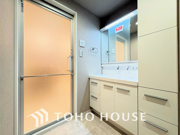 洗面 落ち着きのある色合いでまとめられた洗面室