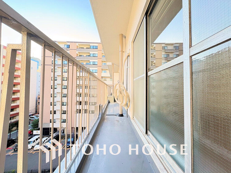 バルコニー 日当たりの良いバルコニーで晴れの日の洗濯物も楽しみになりますね