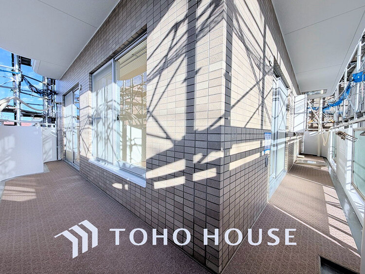 バルコニー 日当たりの良いバルコニーで晴れの日の洗濯物も楽しみになりますね