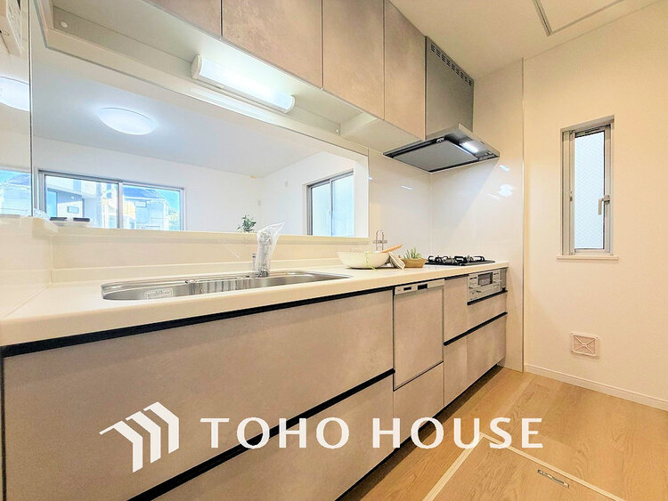 キッチン 落ち着きのあるカラーで統一された清潔感と気品が溢れるキッチン