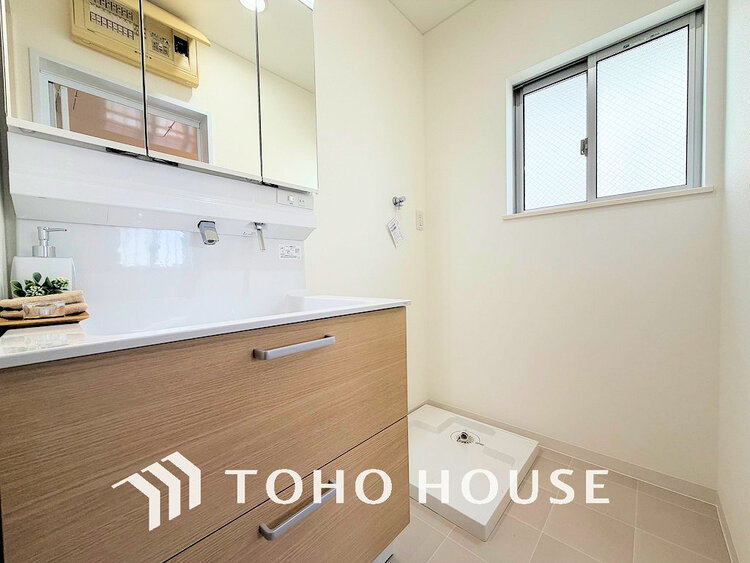 洗面 洗面台には三面鏡を採用。身だしなみを整えやすく収納量も良好です