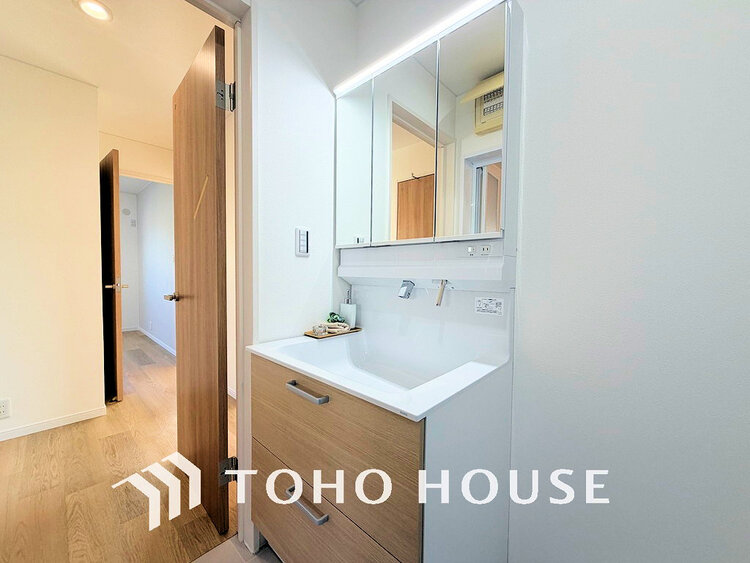 洗面 落ち着きのある色合いでまとめられた洗面室