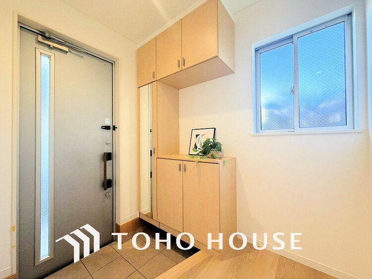 玄関 飾リ過ぎないシンプルな内装と偏り過ぎないデザインの玄関