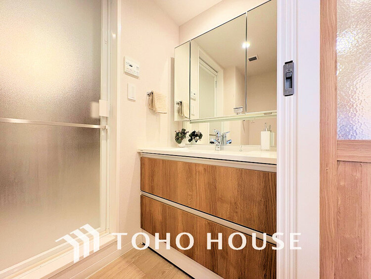 洗面 洗面台には三面鏡を採用。身だしなみを整えやすく収納量も良好です