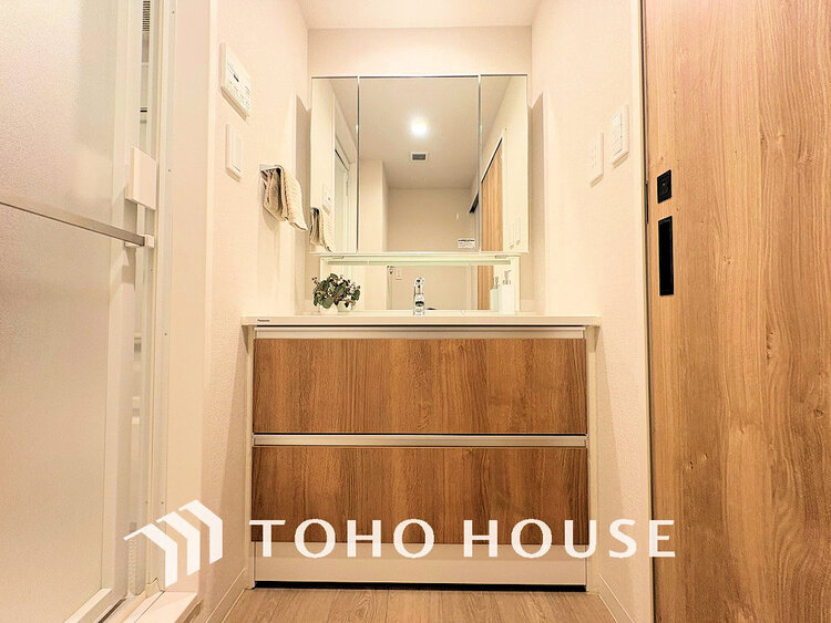 洗面 落ち着きのある色合いでまとめられた洗面室