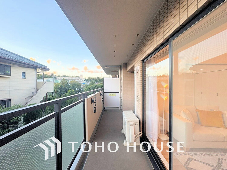 バルコニー 日当たりの良いバルコニーで晴れの日の洗濯物も楽しみになりますね