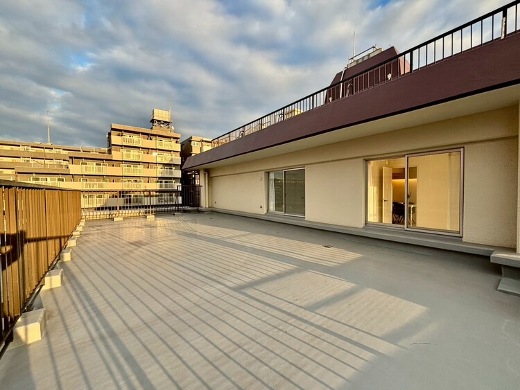 バルコニー 朝の澄んだ空気や、夕方に吹く清々しい風を感じられるバルコニー。