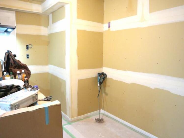 キッチン 完成前の状態をご覧いただくことで、隣接した環境もしっかりとご覧いただけます（2025.10.21撮影）