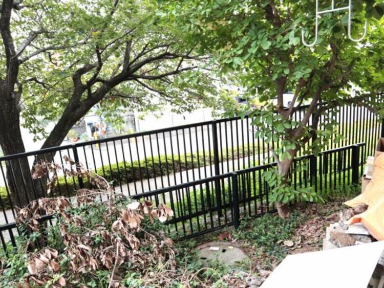 バルコニー 専用庭　開放感を感じられ、ガーデニングやお子様の遊びをスペースとしても楽しむことができます。（2025.10.21撮影）