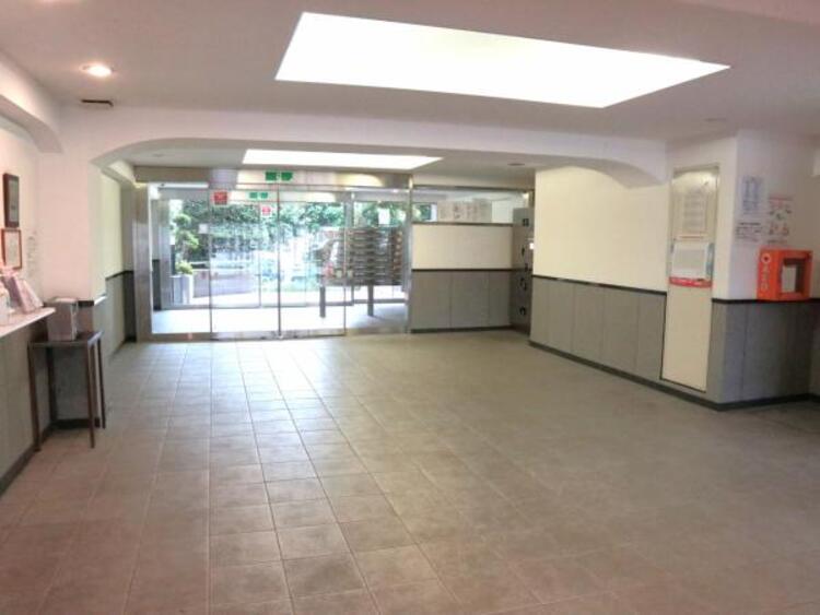 エントランス 居住者の帰り、訪れる方を優しく迎えてくれるエントランスです。（2025.10.21撮影）