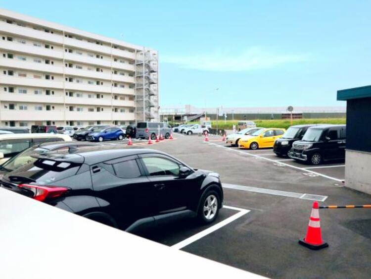 駐車場 敷地内に設けられた駐車スペース。