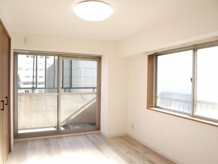 内装 洋室6.5帖　窓からたっぷりと陽光が注がれる、明るく快適なプライベート空間となっております。