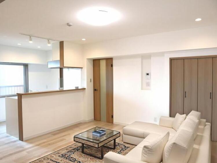 居間 LDK14.4帖（配置してある家具はCGによるイメージです。)　ご家族みなさんで寛げる空間をぜひ現地で体感してみてください。