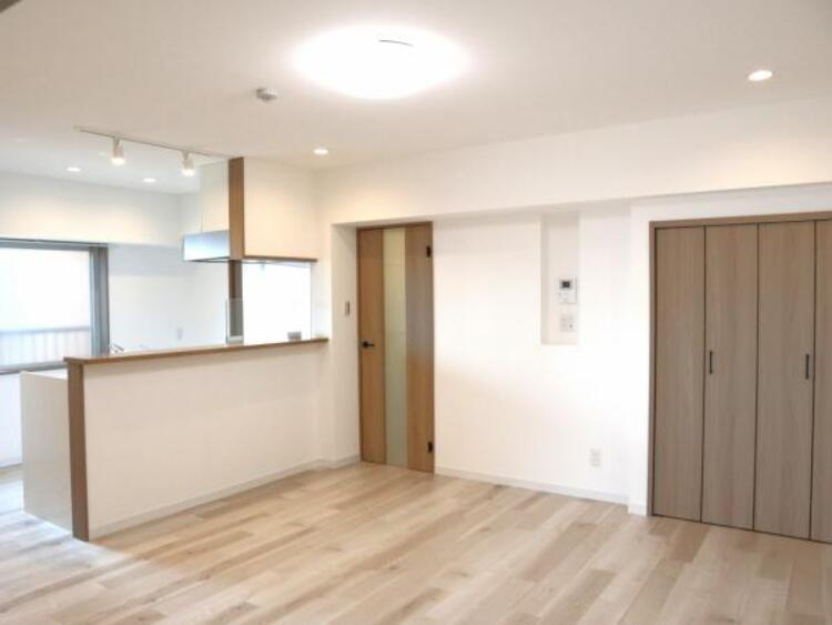 居間 LDK14.4帖　くつろげるリビングは話に夢中になりすぎて、ついつい時間を忘れてしまう。そんな束の間の幸せを感じさせてくれる場所です。