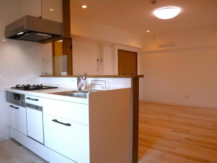 居間 LDK14.4帖　落ち着きのあるリビングです。お友達が遊びに来た時にも使えますし、ちょっと疲れた時にお昼寝できるのも嬉しいですね。