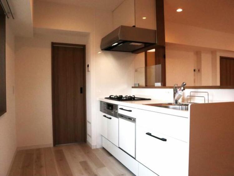 キッチン 広々とした対面式キッチンスペース。食洗機と浄水器が付き、収納力もあるキッチンはお料理が捗ります。