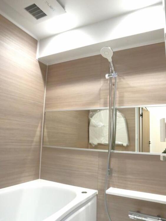 風呂 浴室乾燥機付きで雨の日の洗濯も可能です。凹凸が少ない汚れの付き辛くお掃除が楽な仕様となっております。