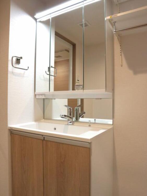 洗面 三面鏡の裏は機能的な収納を配置。コンセントも付いているため電動シェーバーや電動歯ブラシも収納できます。