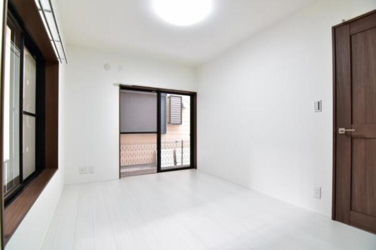 内装 お子様が勉強など出来る自分のお部屋のご用意もございます。二段ベッドや大型のタンスなどの配置も可能です。 