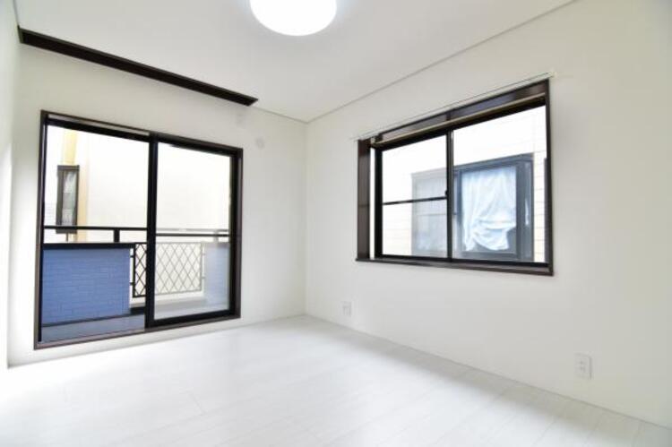 内装 窓から注がれる光で家族とのコミュニケーションも明るくなりそうな居室です。 