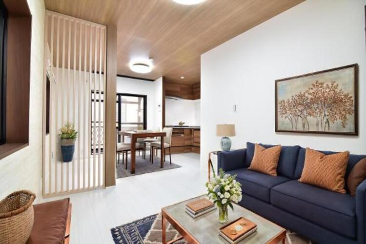 居間 リビング（配置してある家具はCGによるイメージです）落ち着きのあるリビングです。お友達が遊びに来た時にも使えますし、ちょっと疲れた時にお昼寝できるのも嬉しいですね。