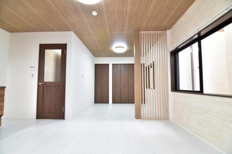 居間 くつろげるリビングは話に夢中になりすぎて、ついつい時間を忘れてしまう。そんな束の間の幸せを感じさせてくれる場所です。 