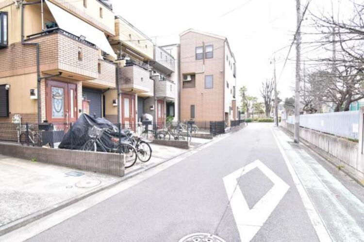 外観 前面道路は5.45ｍです。毎日のお車の出し入れもストレスなく行えます。 