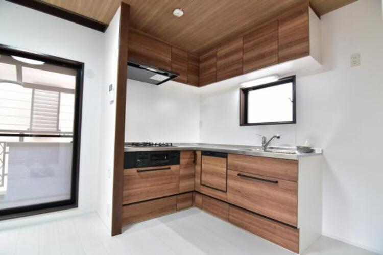 キッチン 明るい自然光が入る作業スペースを多くとった壁付けキッチン採用。夫婦揃ってキッチンに立っても調理がしやすく、家事をしながら会話も弾みます。 