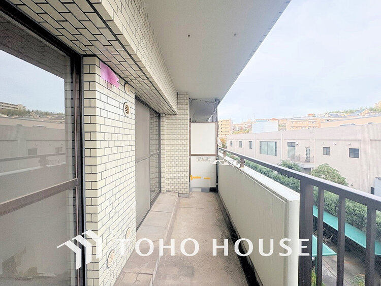 バルコニー 日当たりの良いバルコニーで晴れの日の洗濯物も楽しみになりますね