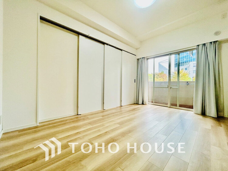 内装 採光もある洋室は、くつろぎのひと時を過ごすのにぴったり(リフォーム前)