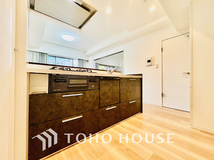 キッチン シンプルな部屋の雰囲気に溶け合うナチュラルキッチン(リフォーム前)