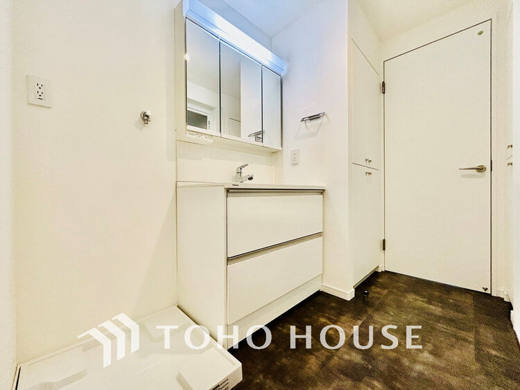 洗面 白を基調とした清潔感のある洗面室で朝の身支度を(リフォーム前)