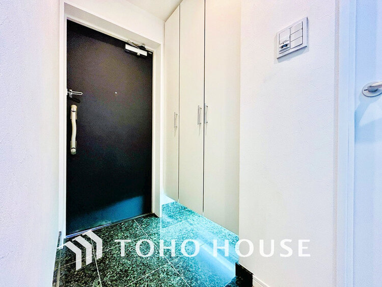 玄関 落ち着いた雰囲気の玄関、家族の帰りを暖かく迎えてくれます(リフォーム前)