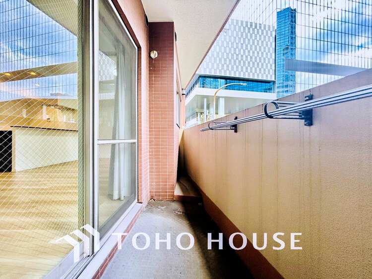 バルコニー 日当たりの良いバルコニーで晴れの日の洗濯物も楽しみになりますね